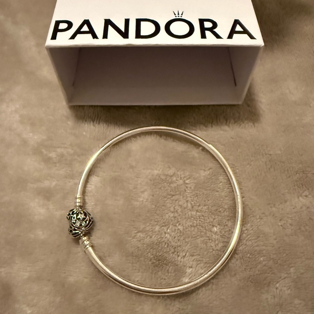 Pandora Celestial Heart Clasp Bangle
- sterling silver